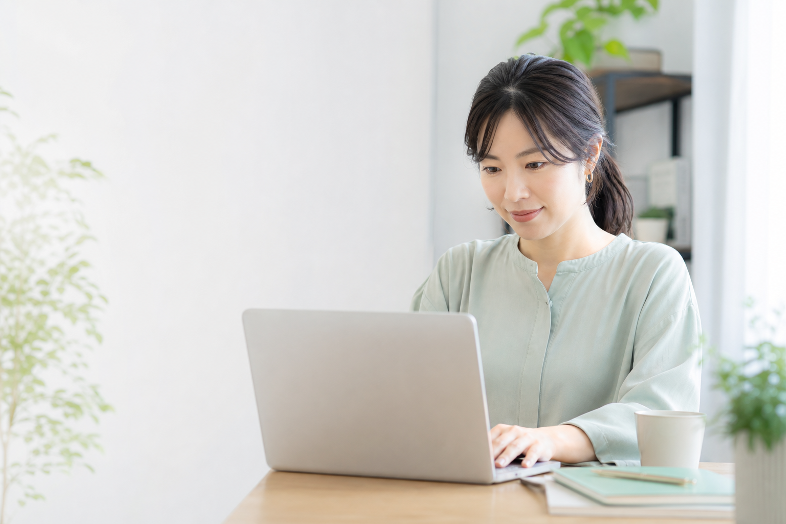 明るい部屋でパソコンを使いAIを学ぶ女性
