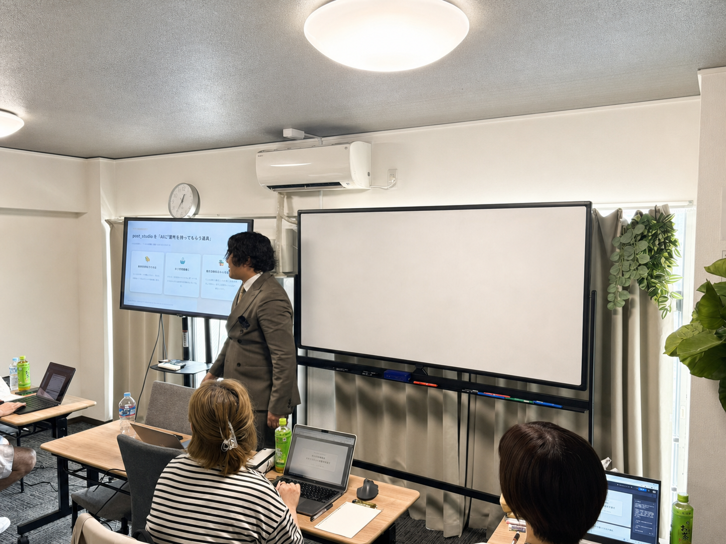 講師と参加者が一緒にパソコンで学ぶ様子
