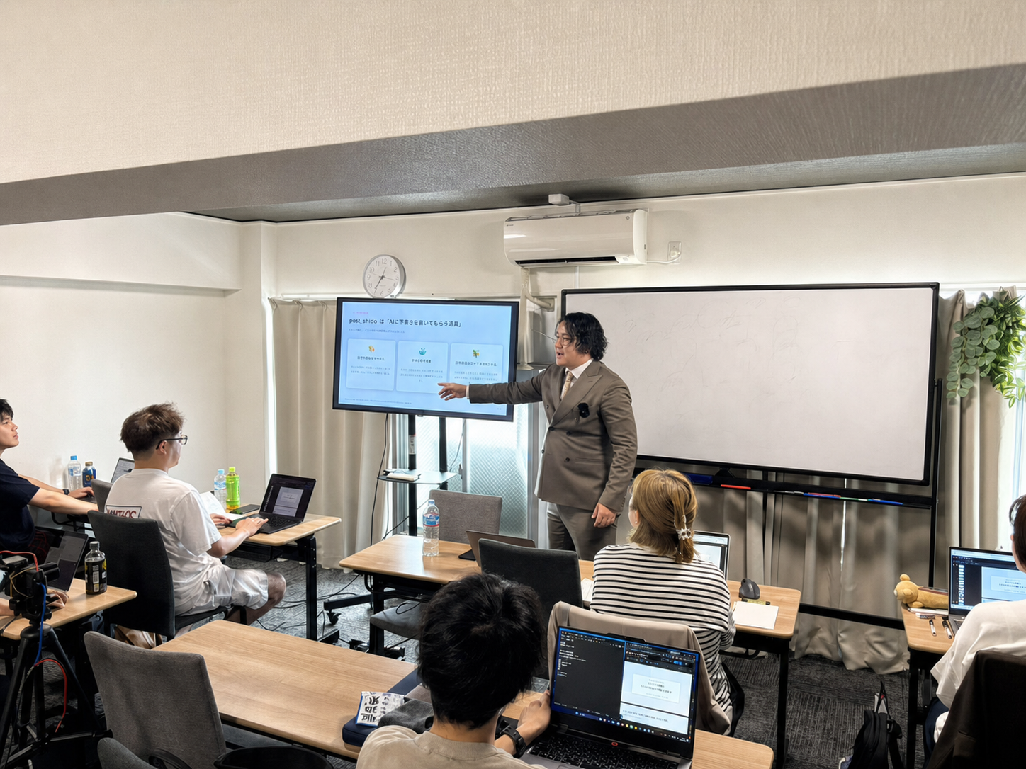 AcademyAI講師が実例を説明する様子